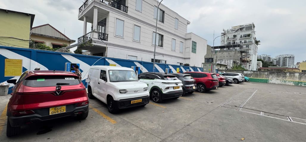 khu vực sạc xe điện tại VinFast Minh Đạo Phạm Văn Đồng