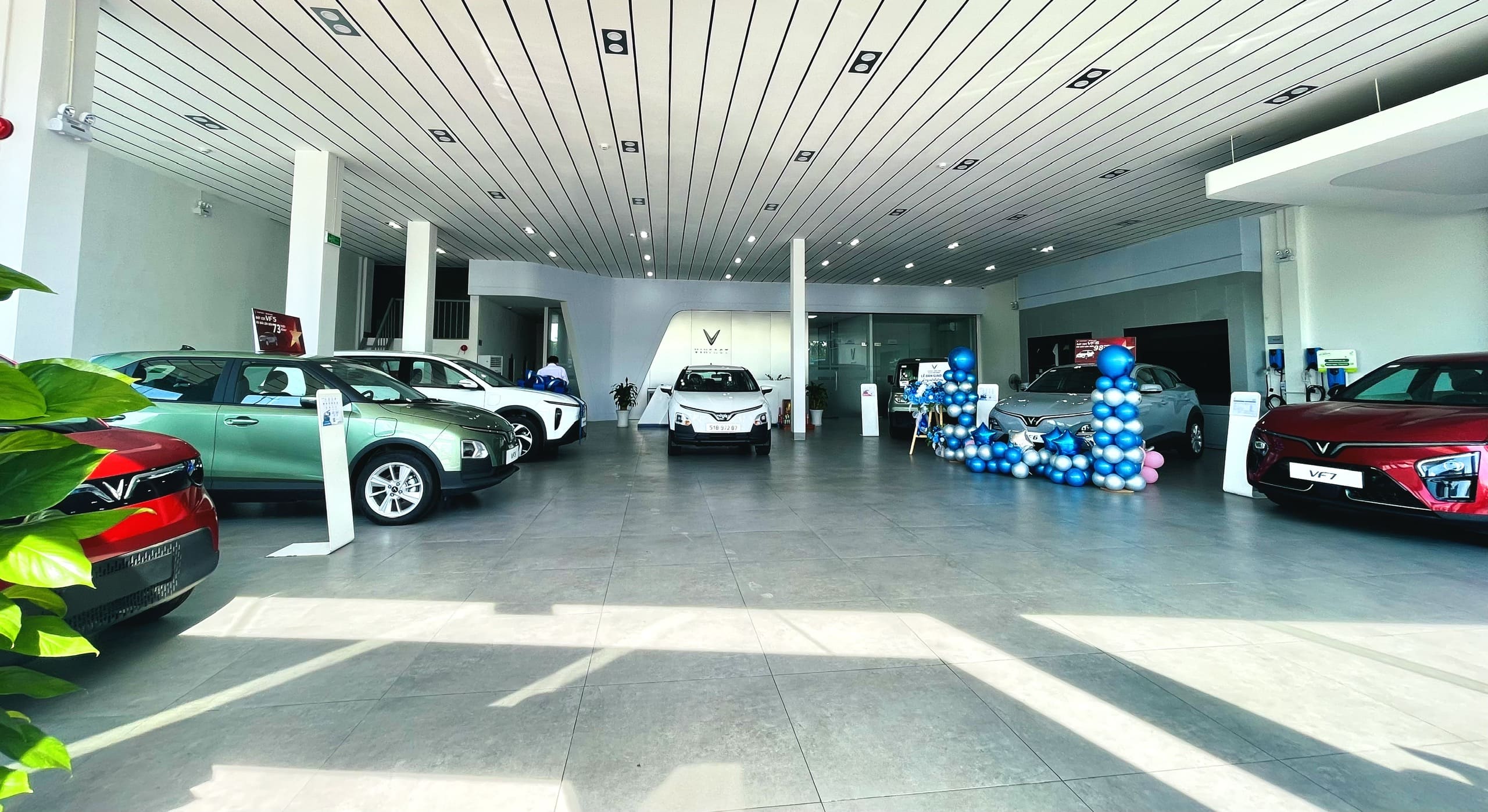 khu vực trưng bày xe vinfast phạm văn đồng