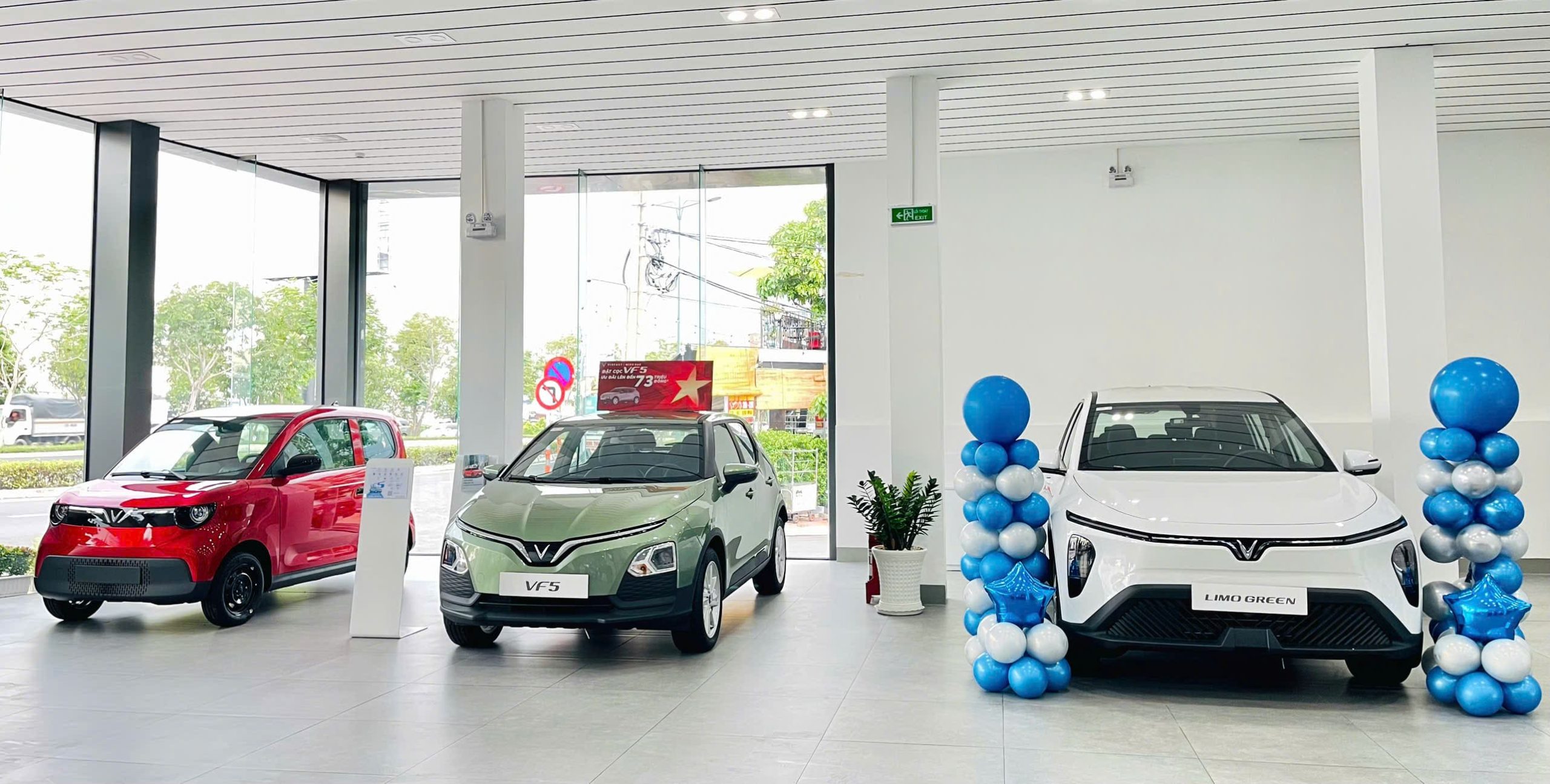 vinfast phạm văn đồng trưng bày xe Minio, Limo và vf5
