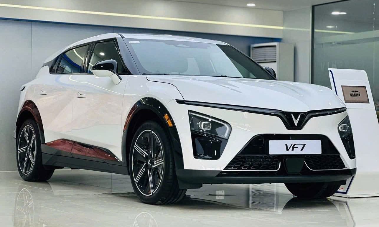 vinfast vf7 plus màu trắng phạm văn đồng