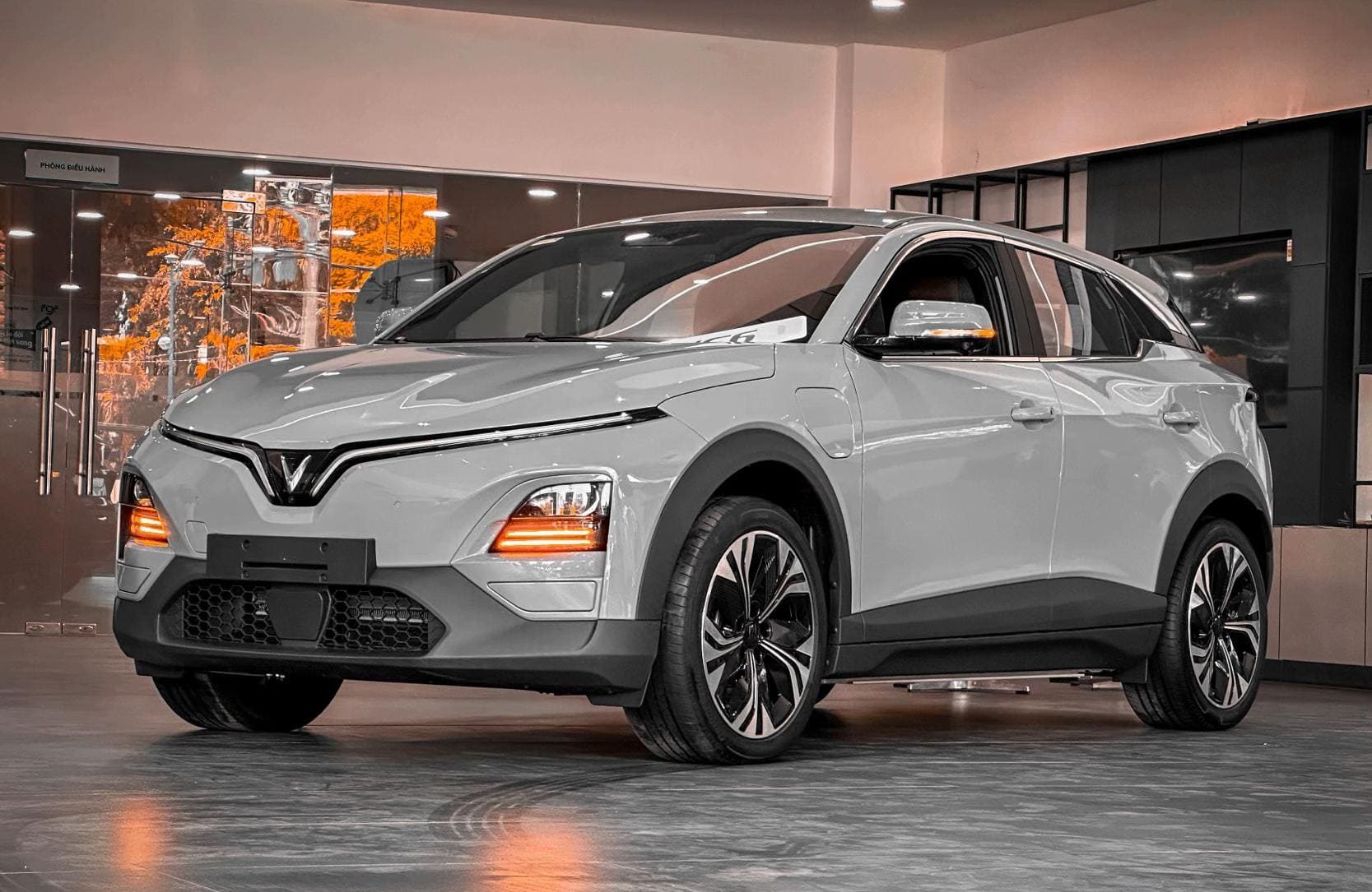 xe vinfast vf6 màu xám phạm văn đồng