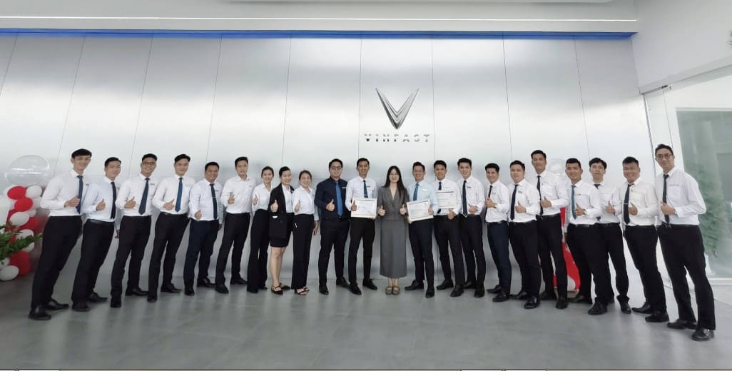 đội ngũ nhân viên VinFast Hà Huy Giáp