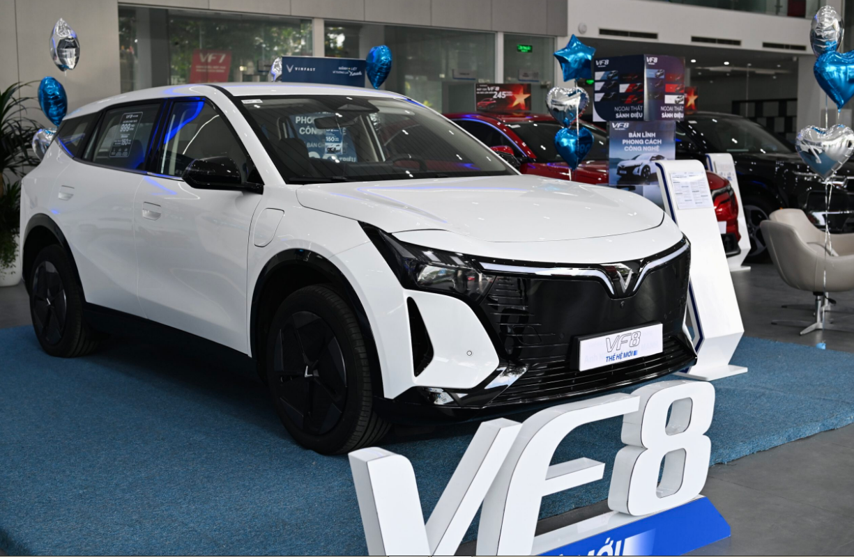 ngoại thất thực tế vinfast vf8 mới 2026 màu trắng