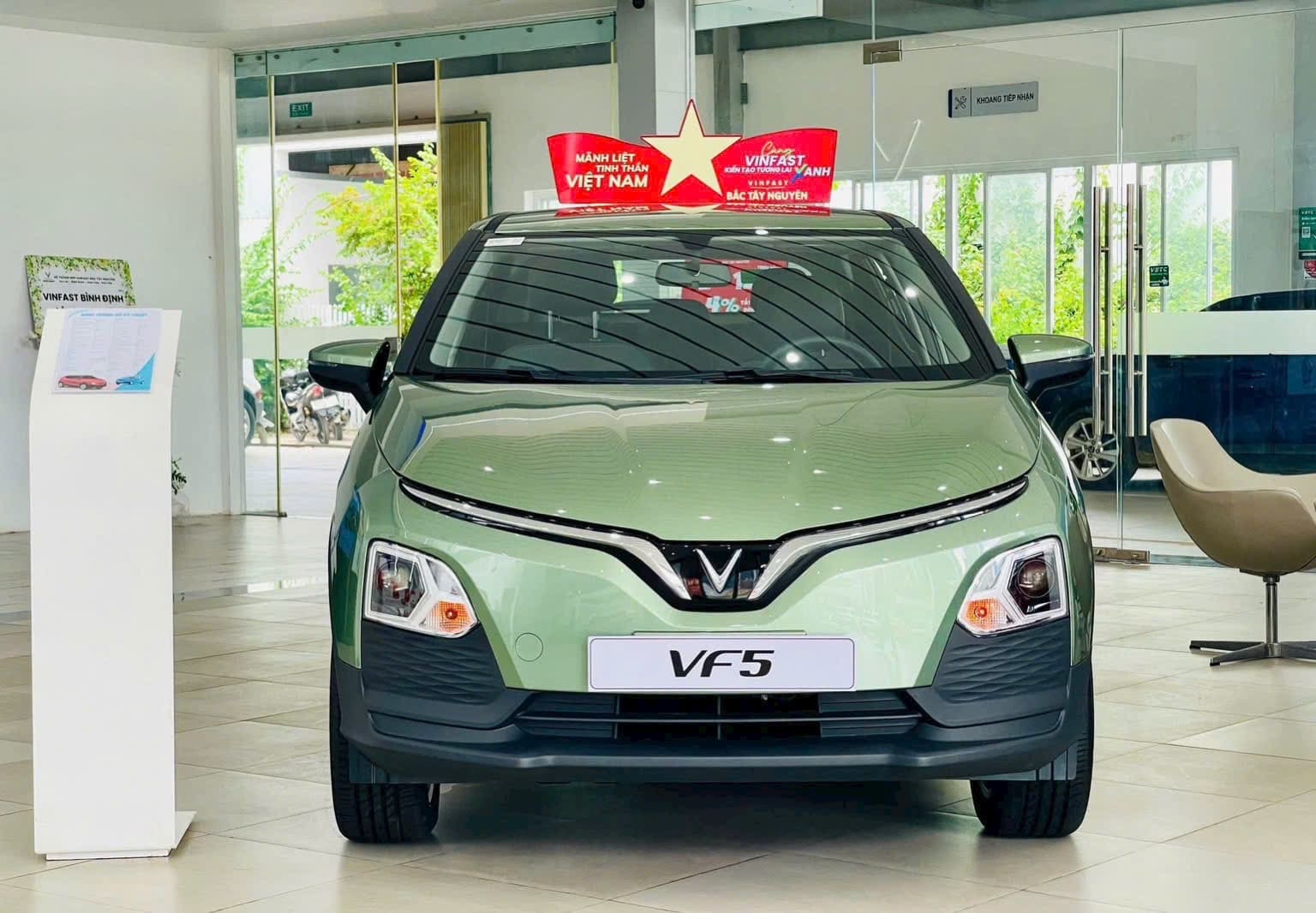 đầu xe vinfast vf5 xanh lá
