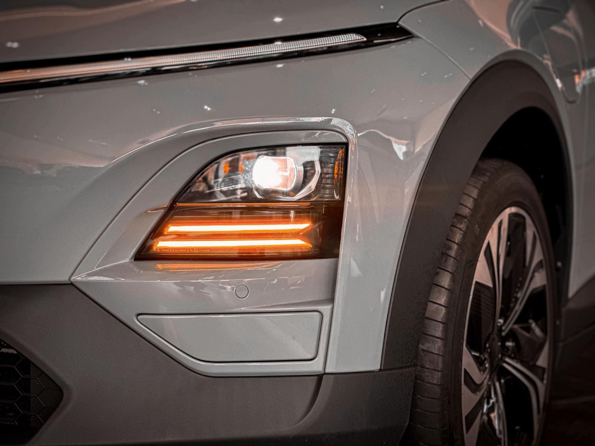 đầu xe vinfast vf6 màu xám 1