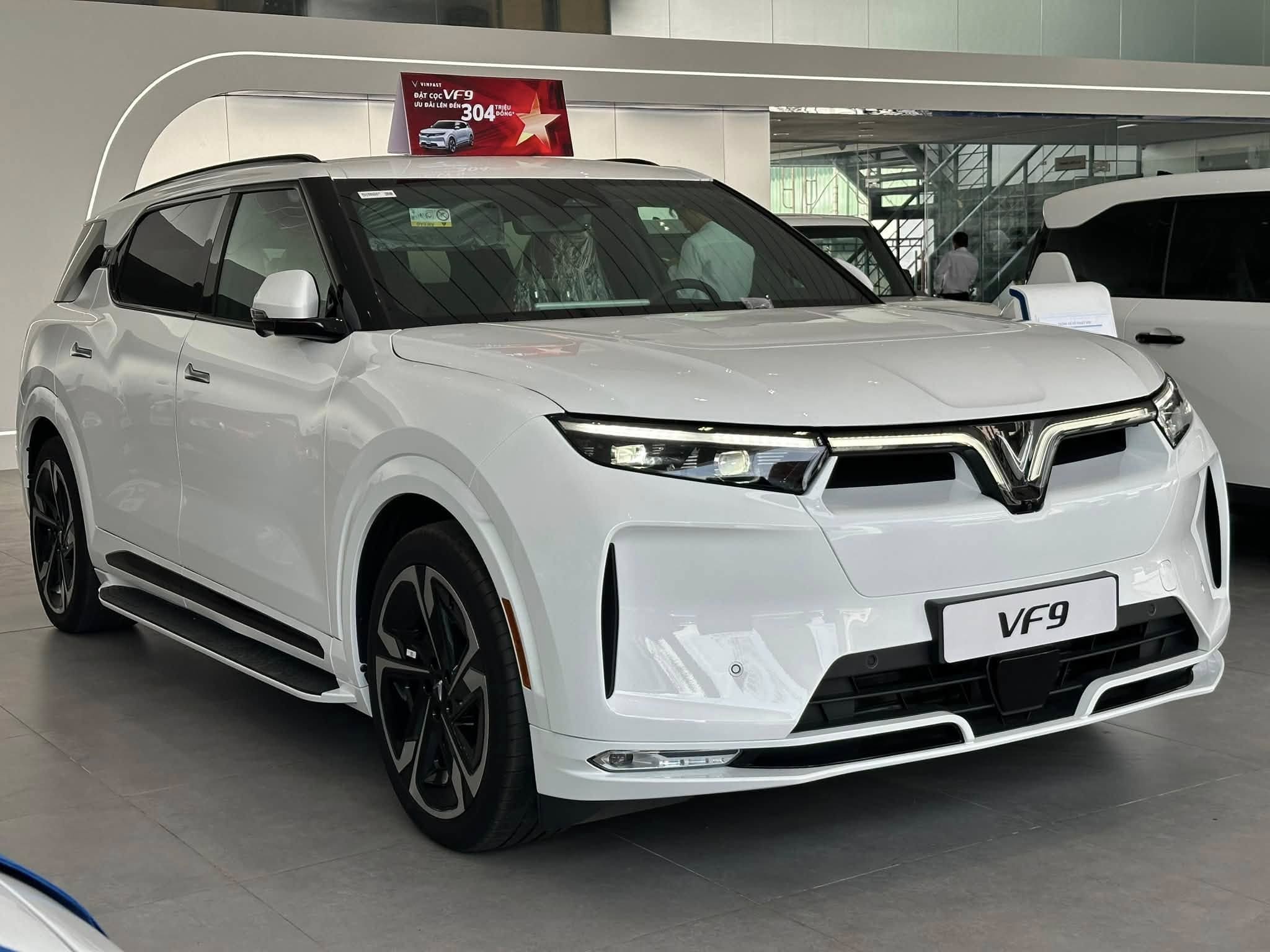 đầu xe vinfast vf9 màu trắng