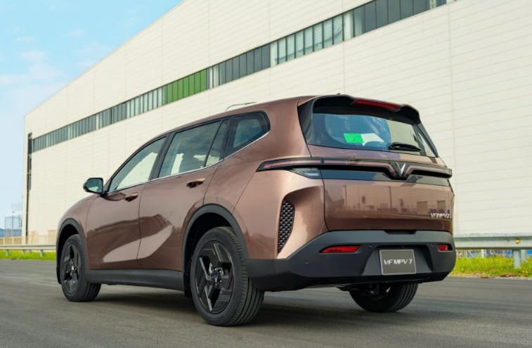đuôi xe vinfast mpv7 màu nâu