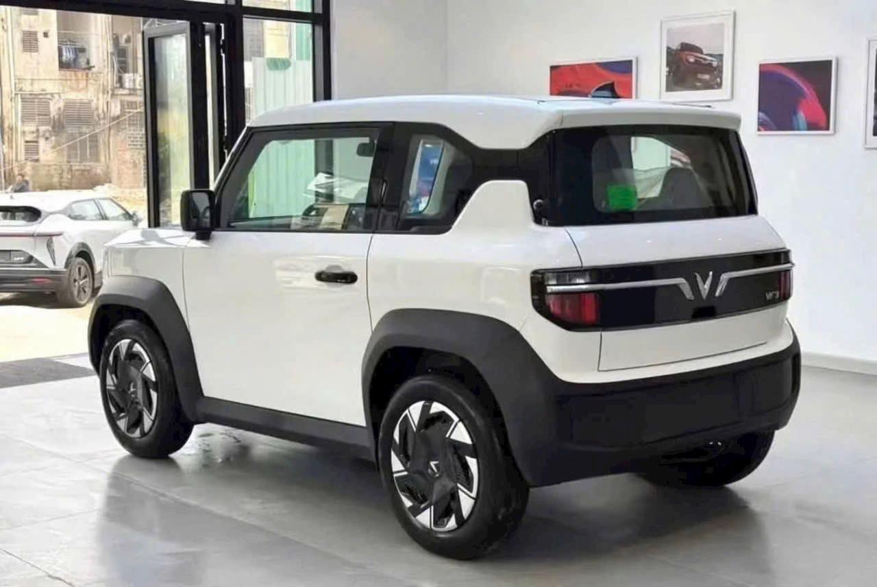 đuôi xe vinfast vf3 màu trắng