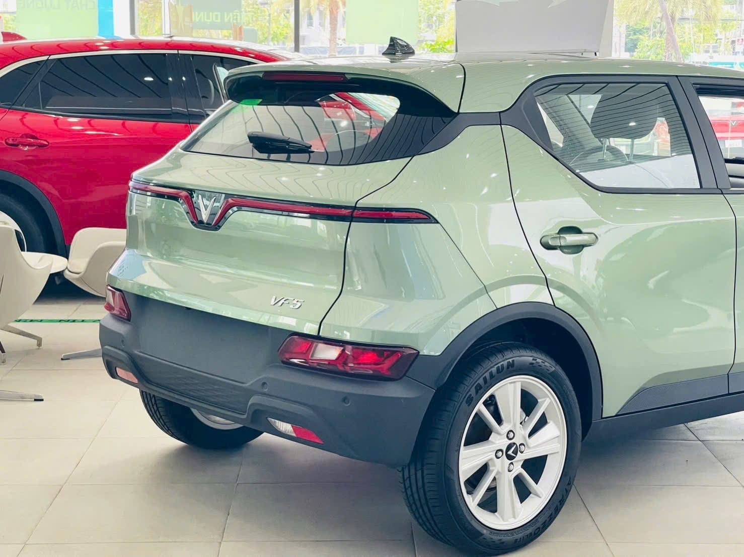 đuôi xe vinfast vf5 xanh lá 2026