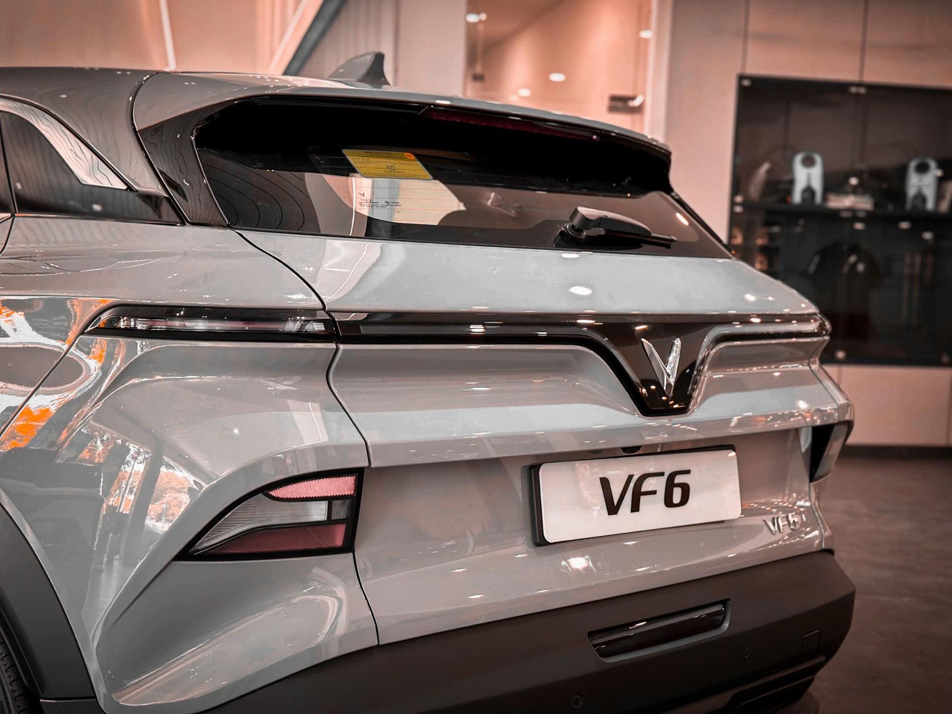 đuôi xe vinfast vf6 màu xám 1