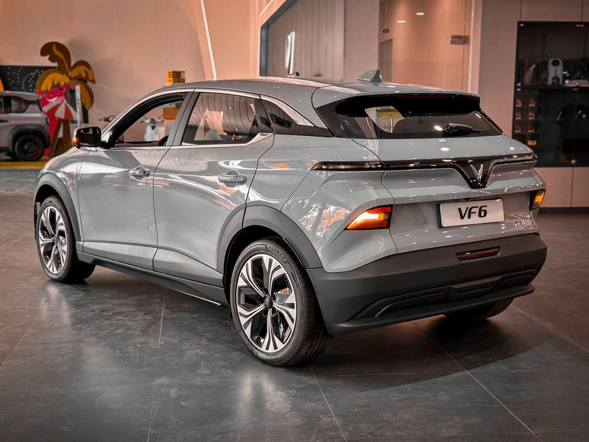 đuôi xe vinfast vf6 màu xám