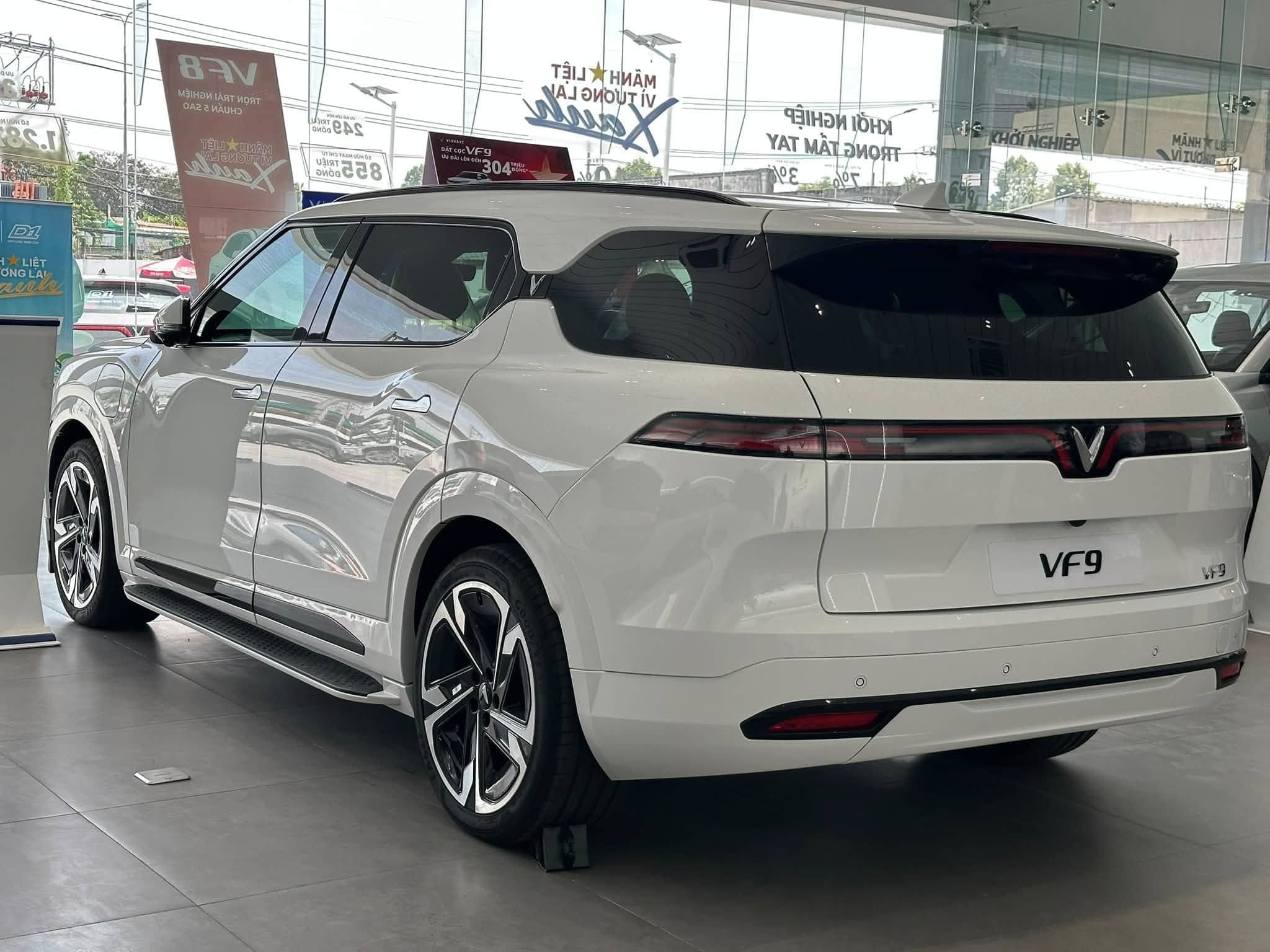 đuôi xe vinfast vf9 màu trắng 1