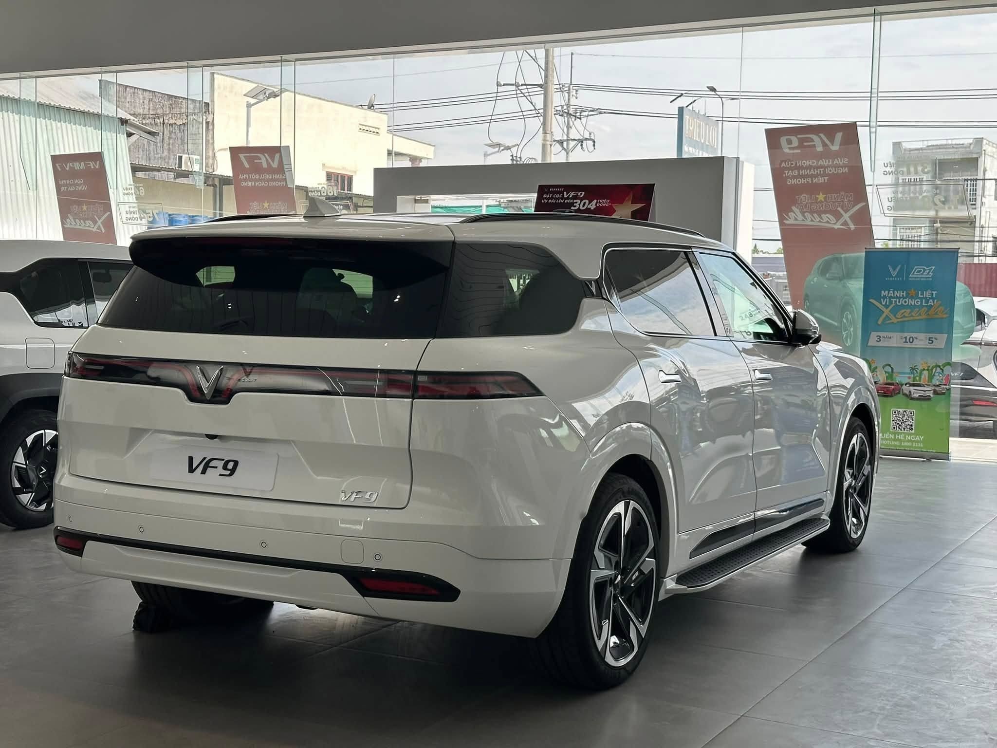 đuôi xe vinfast vf9 màu trắng