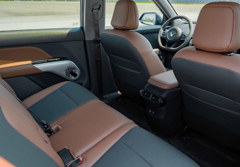 hàng ghế sau xe vinfast mpv7 màu nâu