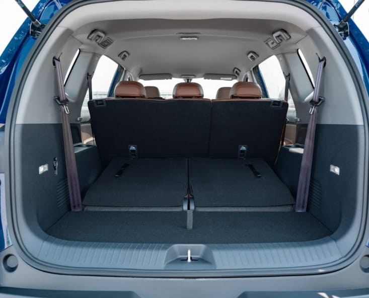 khoang ghế cuối xe vinfast mpv7 màu nâu
