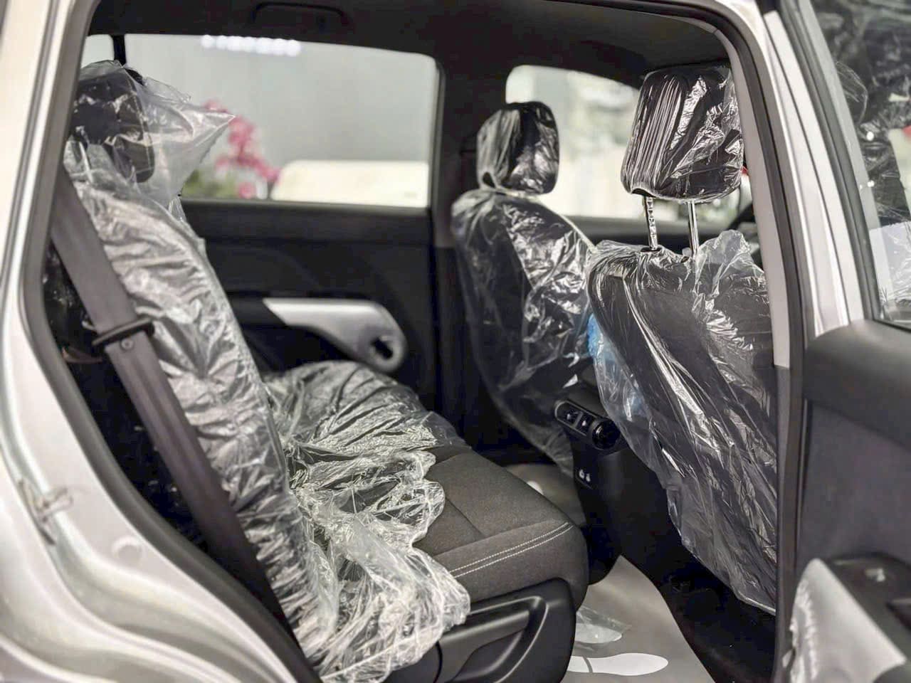 khoang ghế sau xe vinfast limo màu bạc