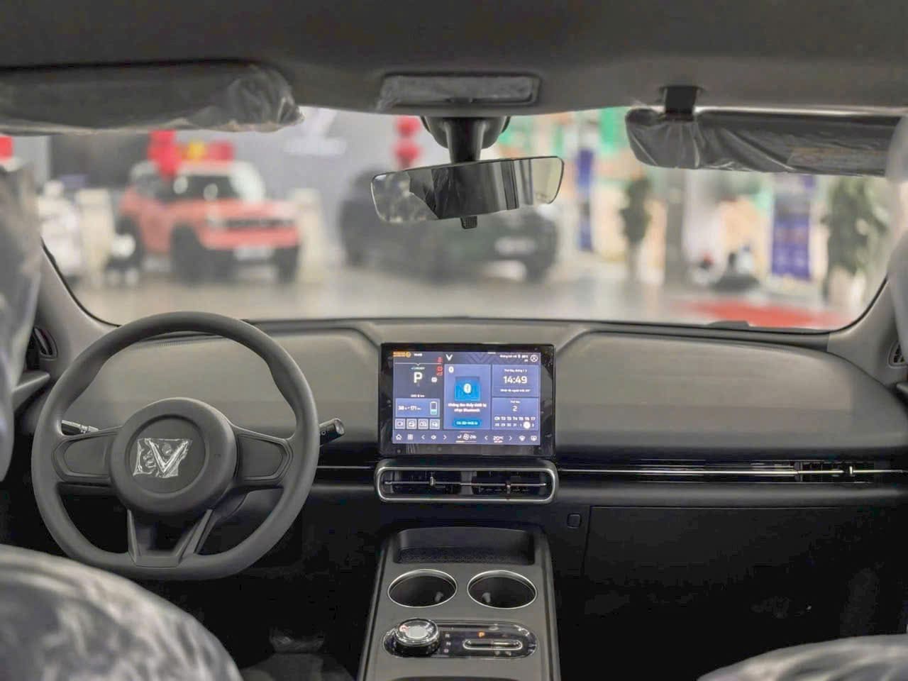 khoang lái xe vinfast limo màu bạc