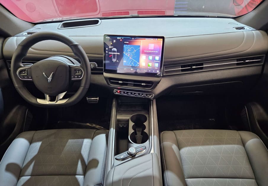 khoang lai xe vinfast vf 7 mau do