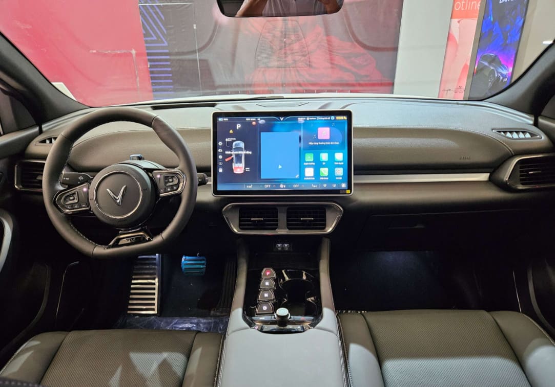 khoang lái xe vinfast vf 8