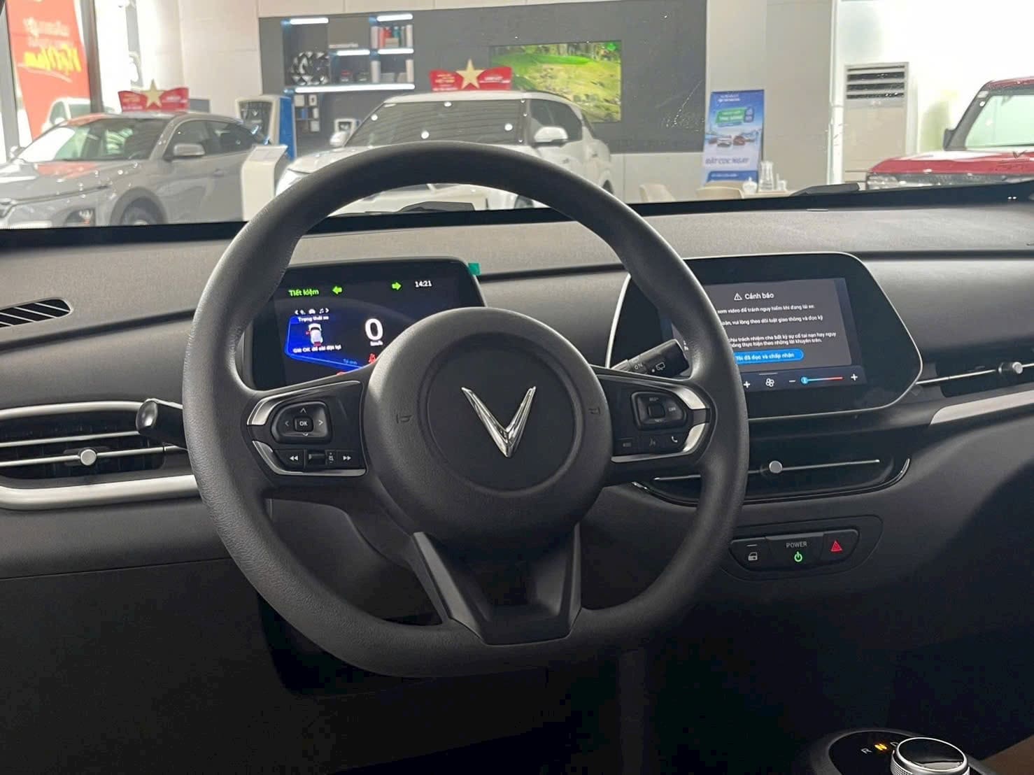 khoang lái xe vinfast vf5 xanh lá 2026