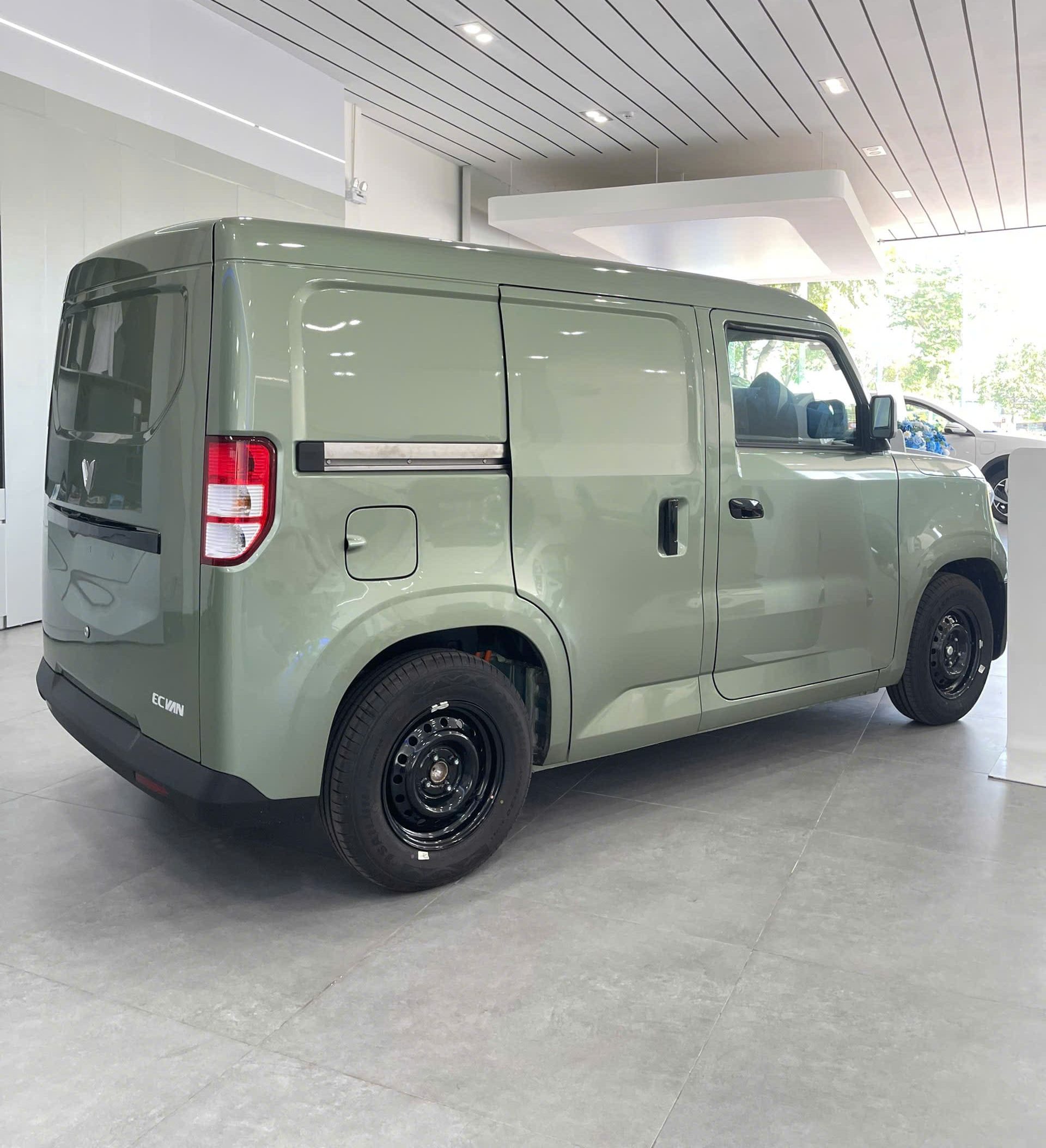 ngoại thất thực tế xe vinfast ev van cửa trượt