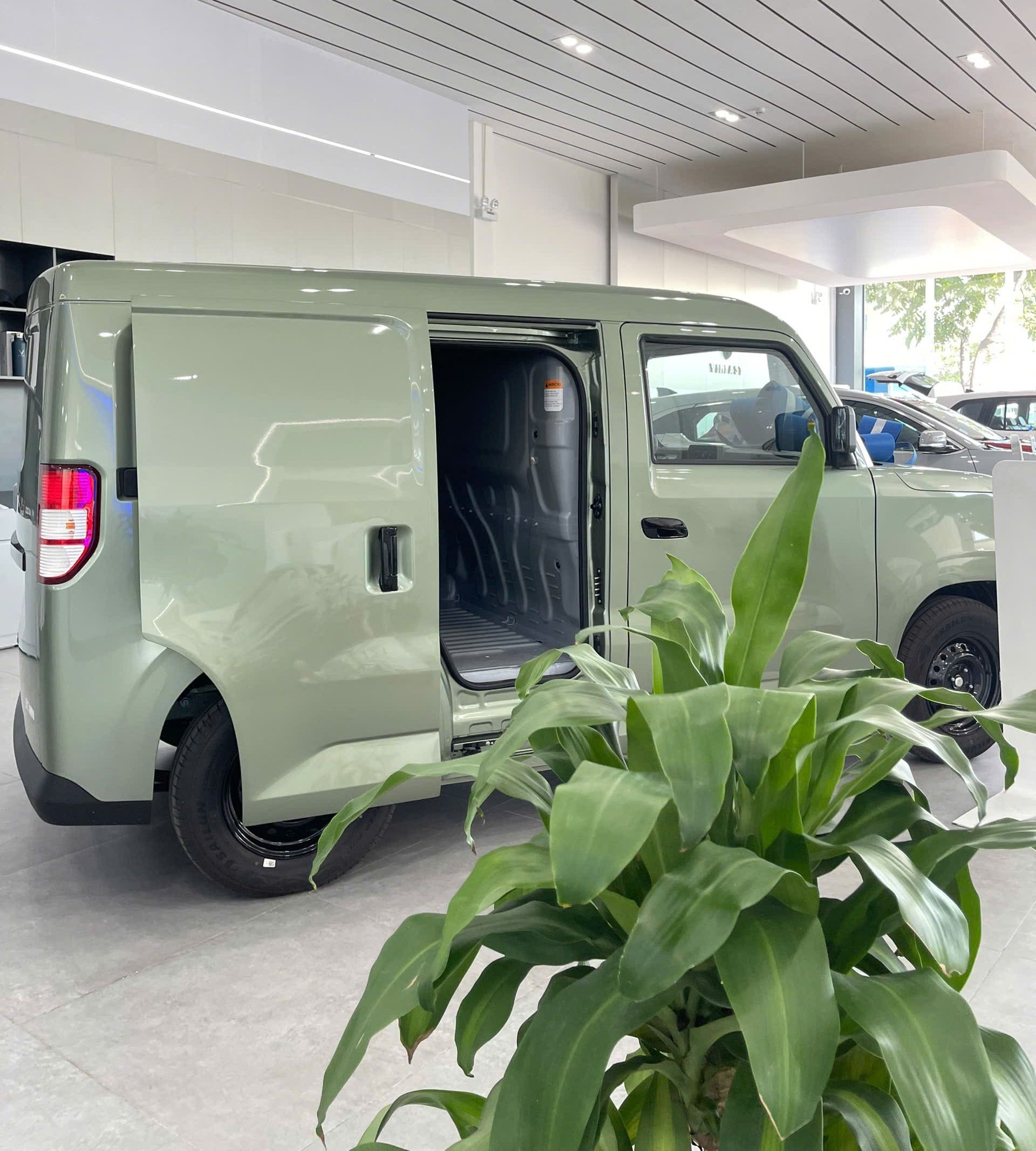 ngoại thất thực tế xe vinfast ev van cửa trượt