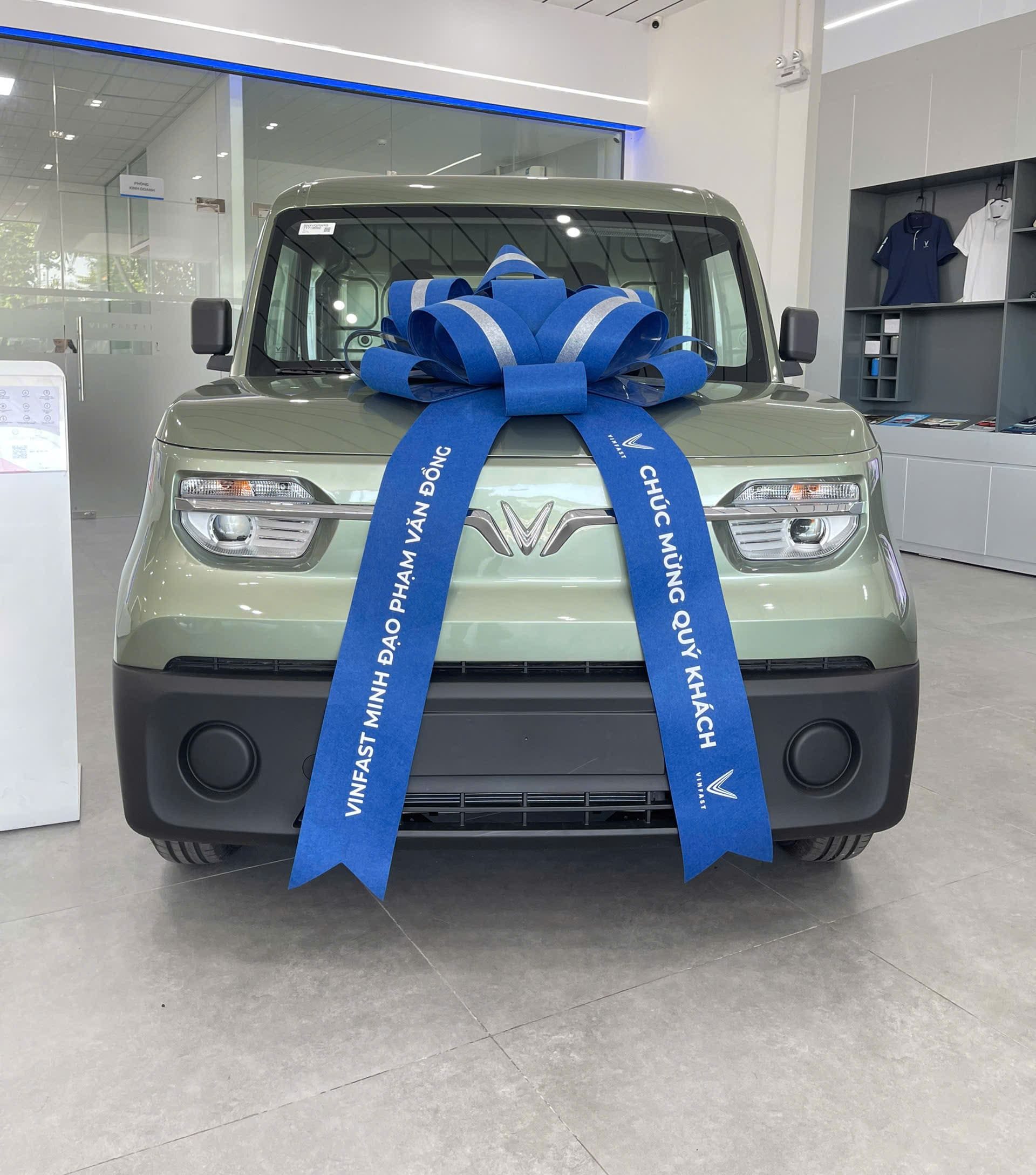 ngoại thất thực tế xe vinfast ev van cửa trượt