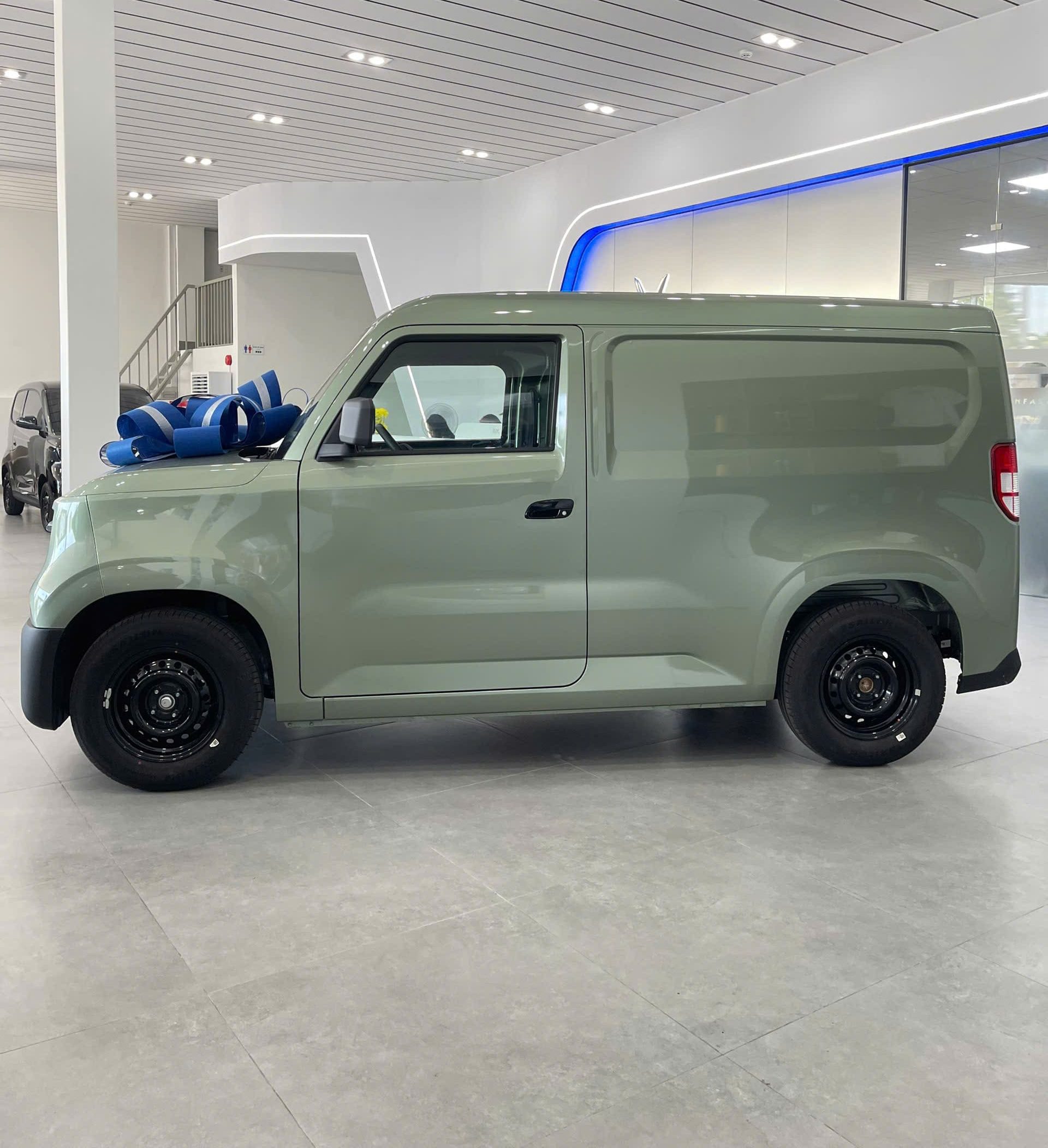 ngoại thất thực tế xe vinfast ev van cửa trượt