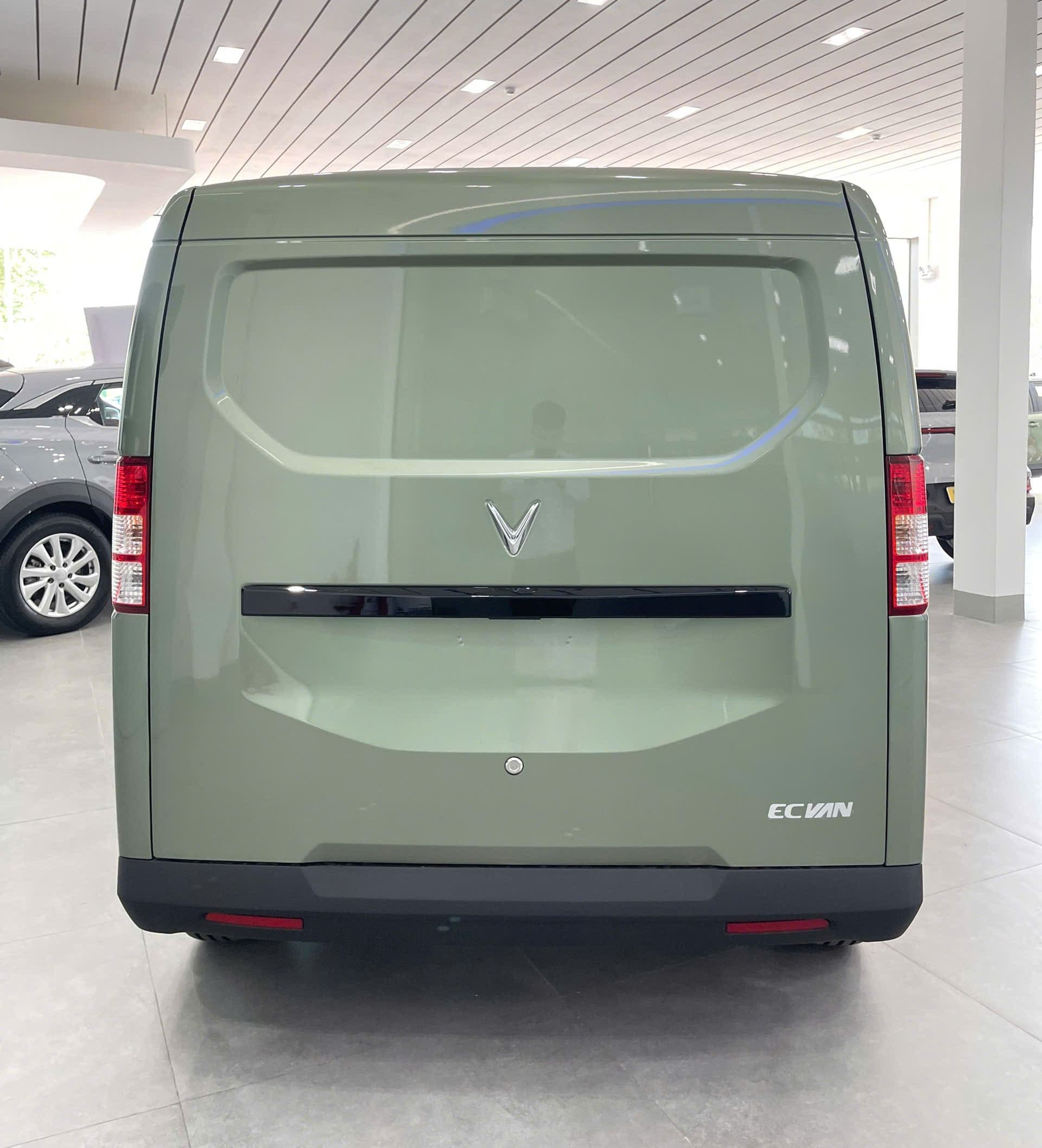 ngoại thất thực tế xe vinfast ev van cửa trượt
