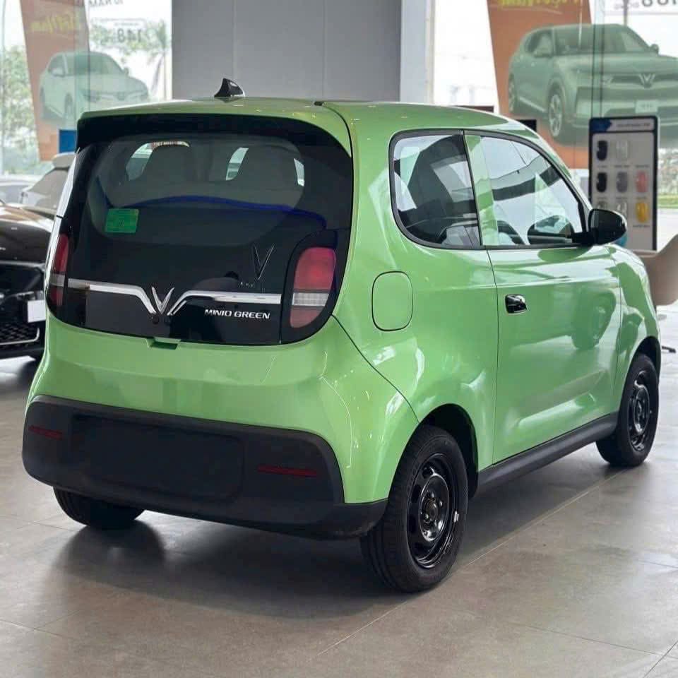 ngoại thất thực tế xe vinfast minio green màu xanh lá