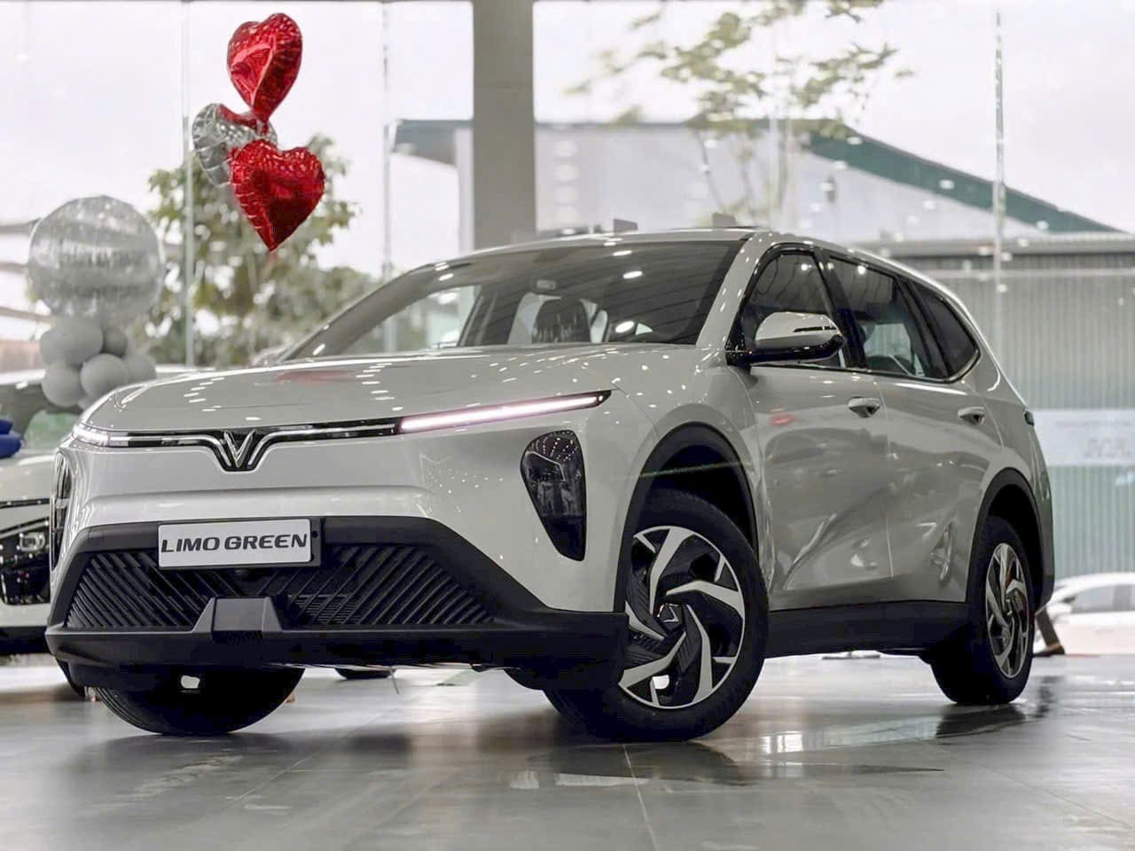 vinfast limo màu bạc