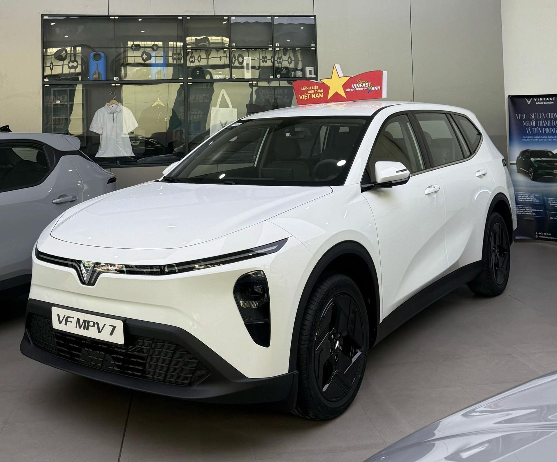 vinfast mpv7 màu trắng phạm văn đồng
