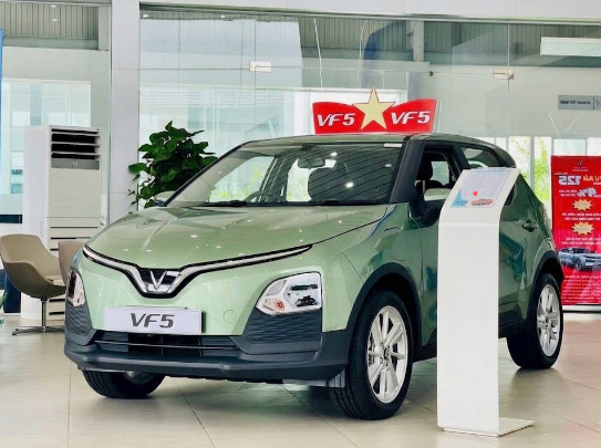 vinfast vf5 xánh lá nhạt phạm văn đồng